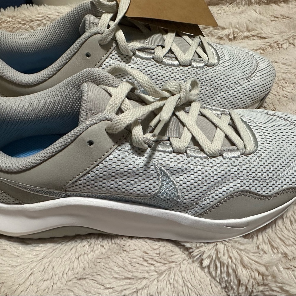 Nike Women's Athletic Shoes - Light Gray and White